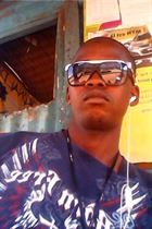 ElbouserDonOne a man of 35 years old living at Conakry looking for some men and some women