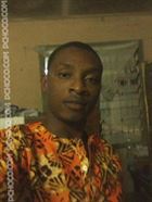 Descalzo un homme de 35 ans vivant en Côte d'Ivoire recherche des hommes et des femmes