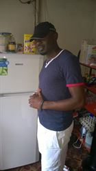 Willie28 a man of 41 years old living at Libreville looking for some men and some women