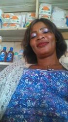 Suzzymensah une femme de 43 ans vivant en Jamaïque recherche une femme
