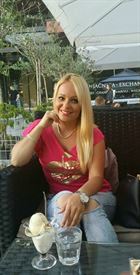 Sandra159 a woman of 39 years old living in États-Unis looking for some men and some women