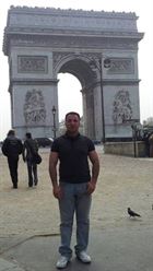 Kelvin422 a man of 48 years old living in États-Unis looking for some men and some women