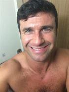 Nealberry a man of 43 years old living in Angleterre looking for some men and some women
