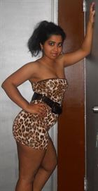 Deborah23 a woman of 32 years old living in Suisse looking for some men and some women
