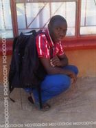 Owenmwansa un homme de 31 ans vivant en Zambie recherche des hommes et des femmes