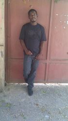 Elvertg a man of 36 years old living at Haiti looking for some men and some women