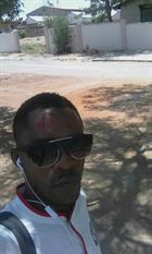 Baloyi un homme de 33 ans vivant en Namibie recherche des hommes et des femmes