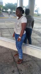 Latesha une femme de 29 ans vivant en Jamaïque recherche des hommes et des femmes