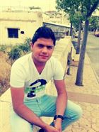 Nour a man of 28 years old living in Émirats arabes unis looking for some men and some women