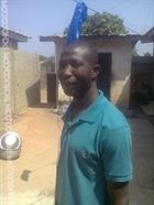 Speedy un homme de 45 ans vivant en Côte d'Ivoire recherche des hommes et des femmes