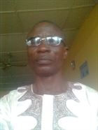 Mussan un homme de 40 ans vivant au Nigeria recherche des hommes et des femmes