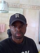 Alex125 a man of 42 years old living in Émirats arabes unis looking for some men and some women